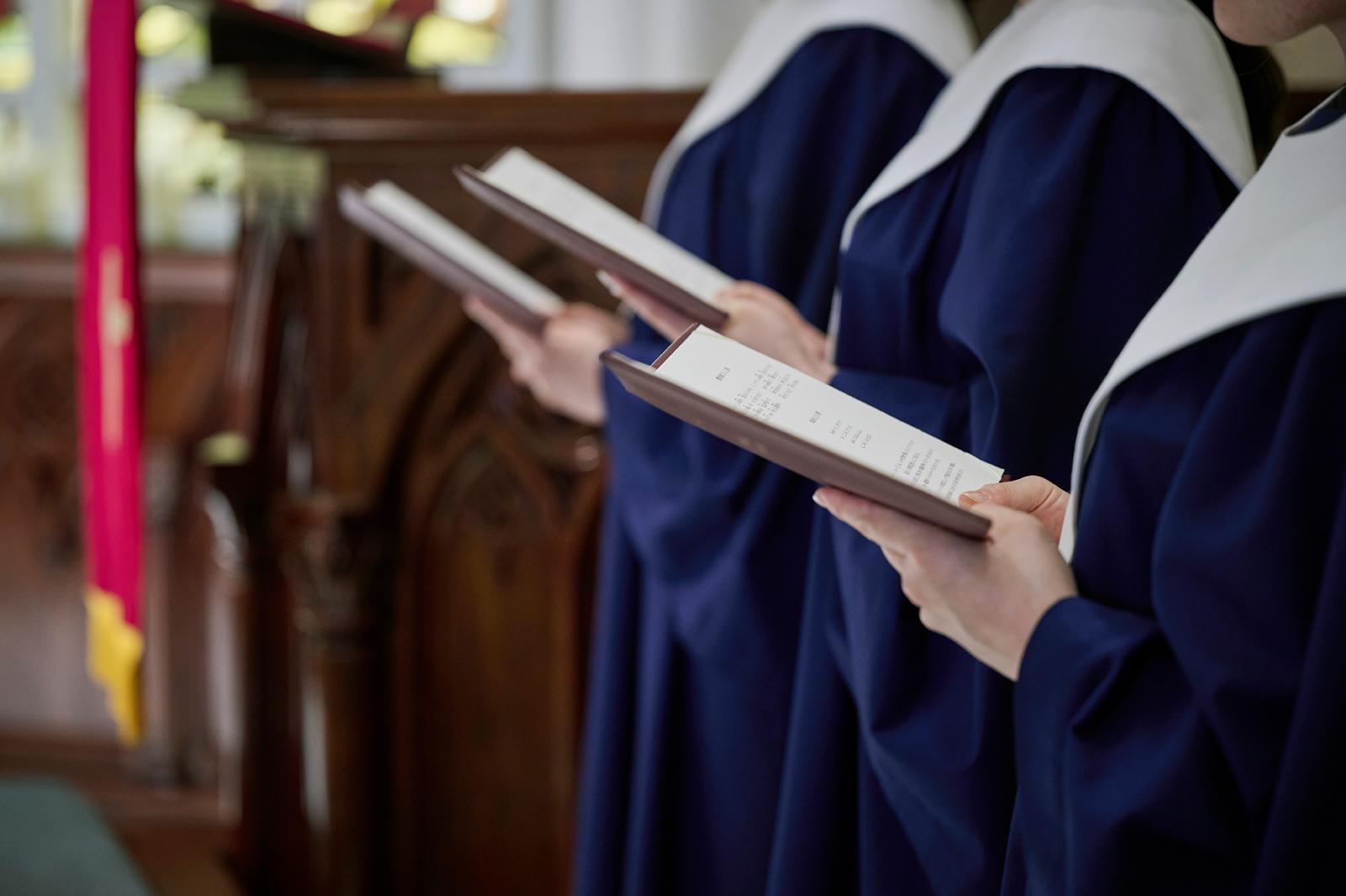 歌い継がれる讃美歌。優しい旋律がさざ波のように広がりチャペル中を包む