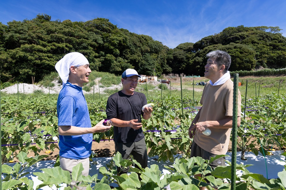 シェフ自ら畑へ赴き、生産者と対話し、 最もおいしい瞬間に直送