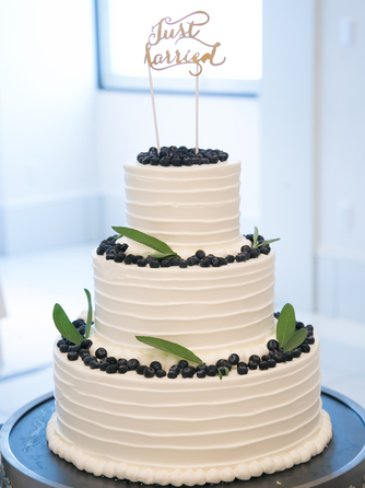 生クリームにベリーをのせて。シンプルなのに存在感のある、おしゃれなウエディングケーキ