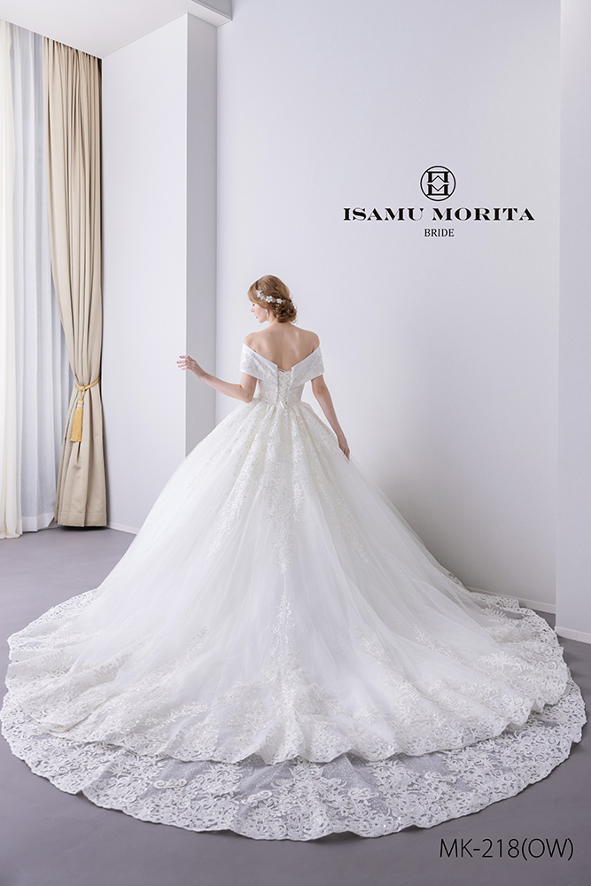 ボリューミ―に広がるトレーンがゴージャス。透ける生地を使っているので軽やかさも感じさせる