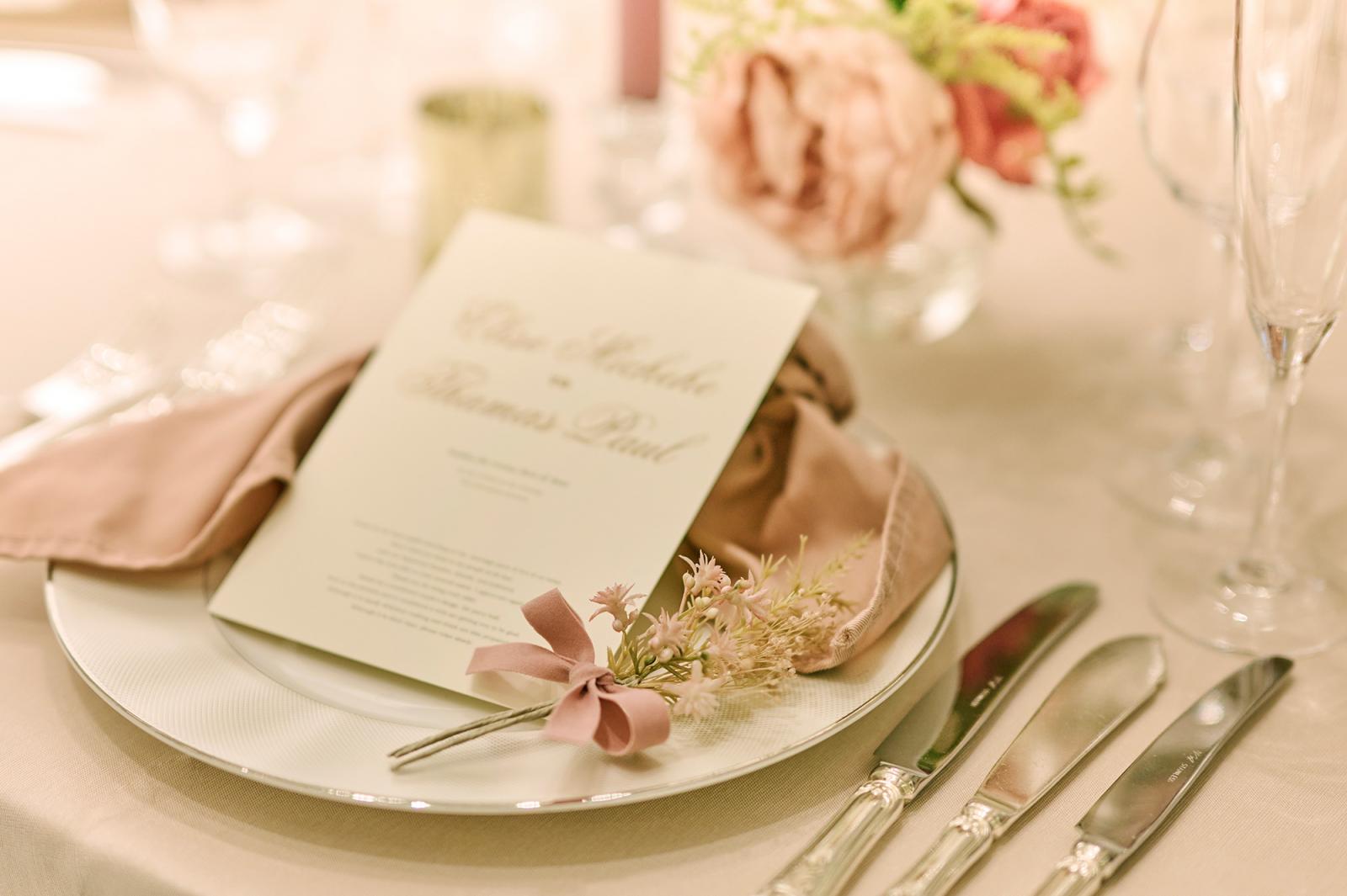 少しだけくすんだピンクを合わせて大人可愛い雰囲気に。ホワイトや優しいグリーンでナチュラルさもプラス