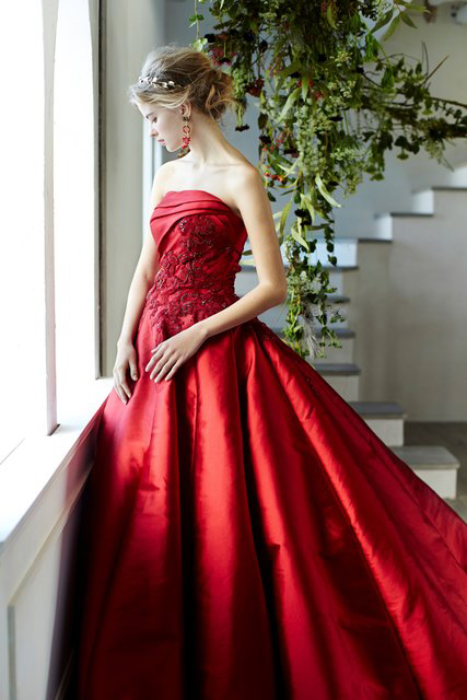 深い赤のドレスは袖のドレープがロマンチック。