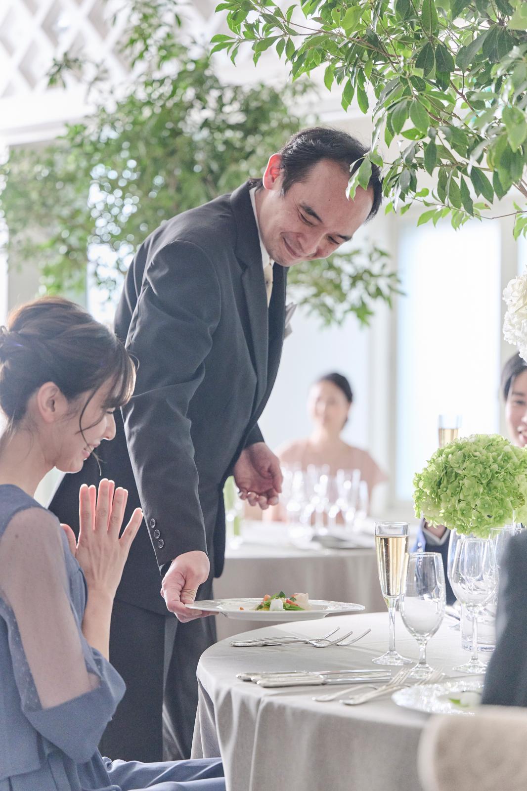 温かいものは温かく、冷製のものは冷たいうちにゲストに届ける。進行をじゃましないプロのサービス