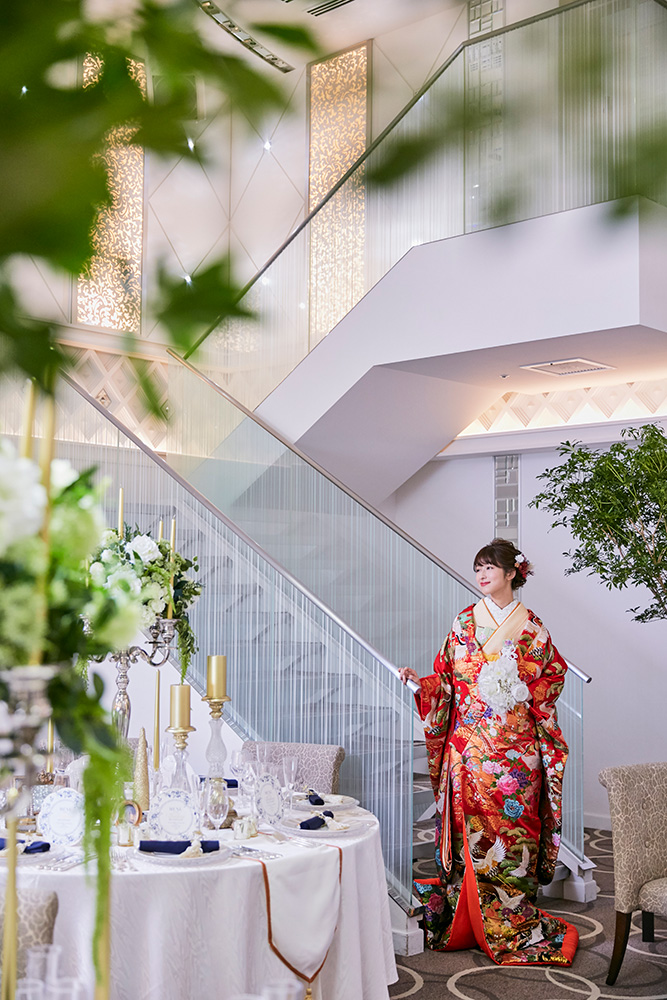 お色直しは和装で登場。年配ゲストや両親、親族から喜ばれそう。落ち着いた雰囲気の会場には和装も似合う