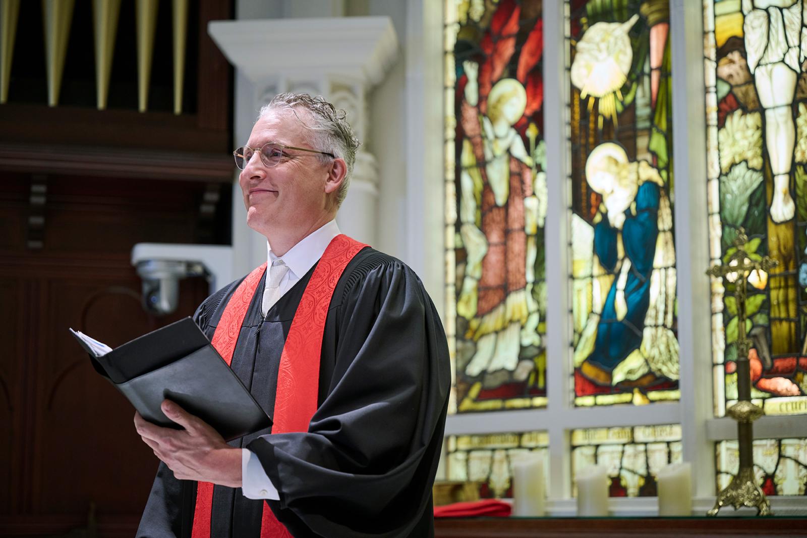 温かな笑顔を湛えた外国人牧師が執り行う、様式美あふれるキリスト教式