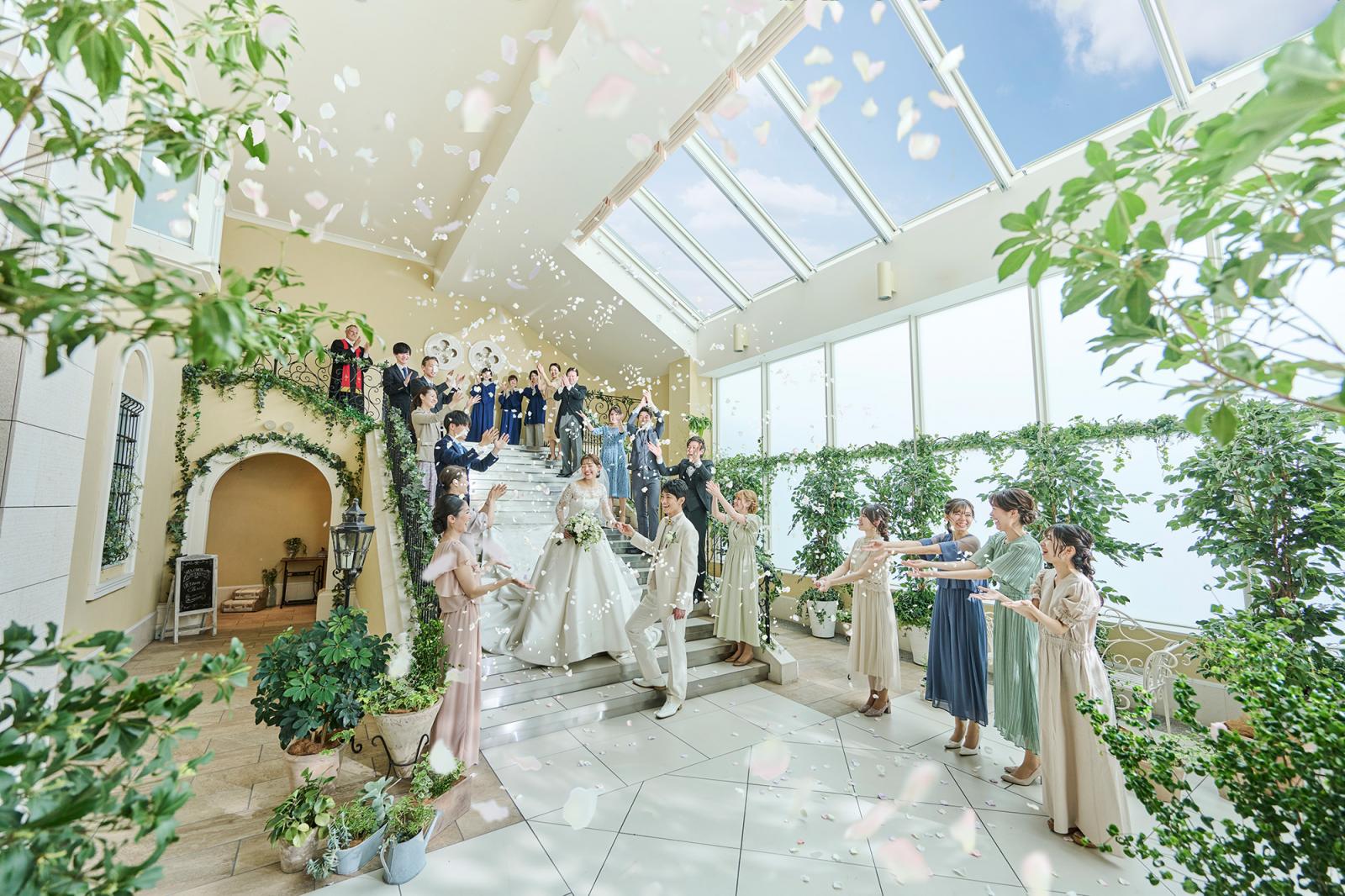 挙式の後はフラワーシャワーで祝福をあびて。幸せで胸がいっぱいに