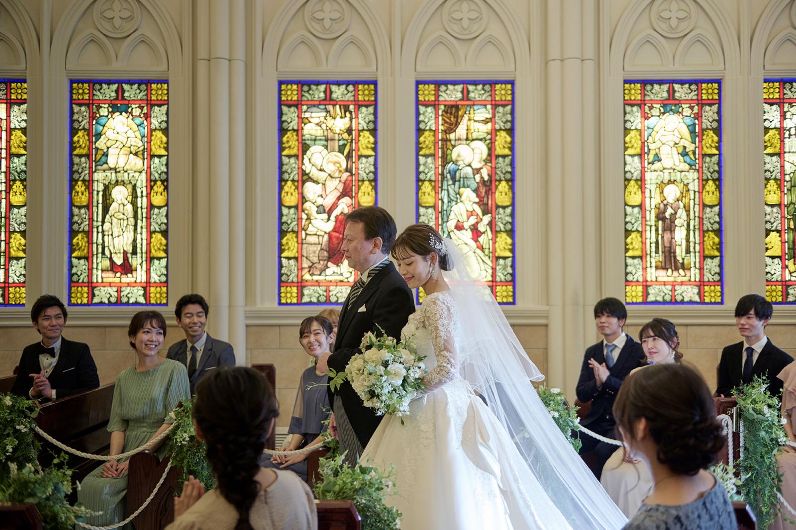 お世話になった大切な方にエスコートされて18mのバージンロードを一歩ずつ。思い出が胸にこみあげる