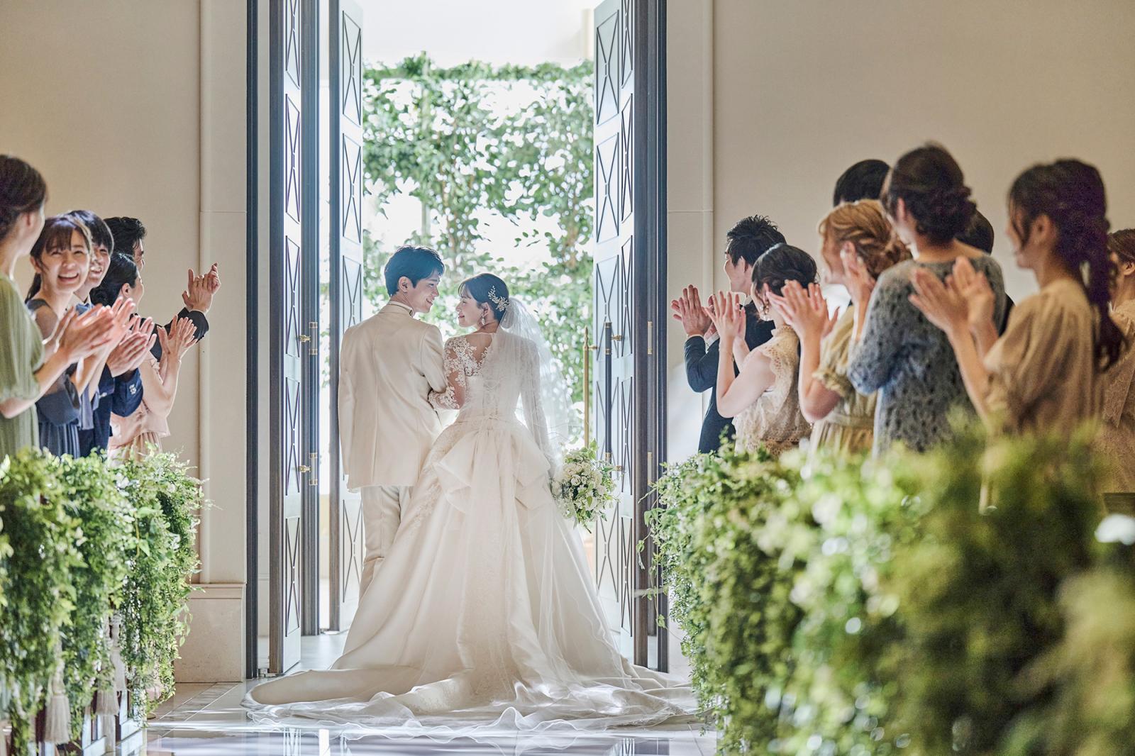 祝福の拍手に背中を押されてチャペルを後に。この後は笑顔あふれる時間