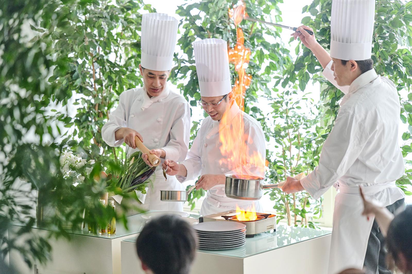 味わいはもちろん楽しさにも自信あり。迫力満点のフランベは立ち昇る炎、肉の焼ける音や香りも楽しめる