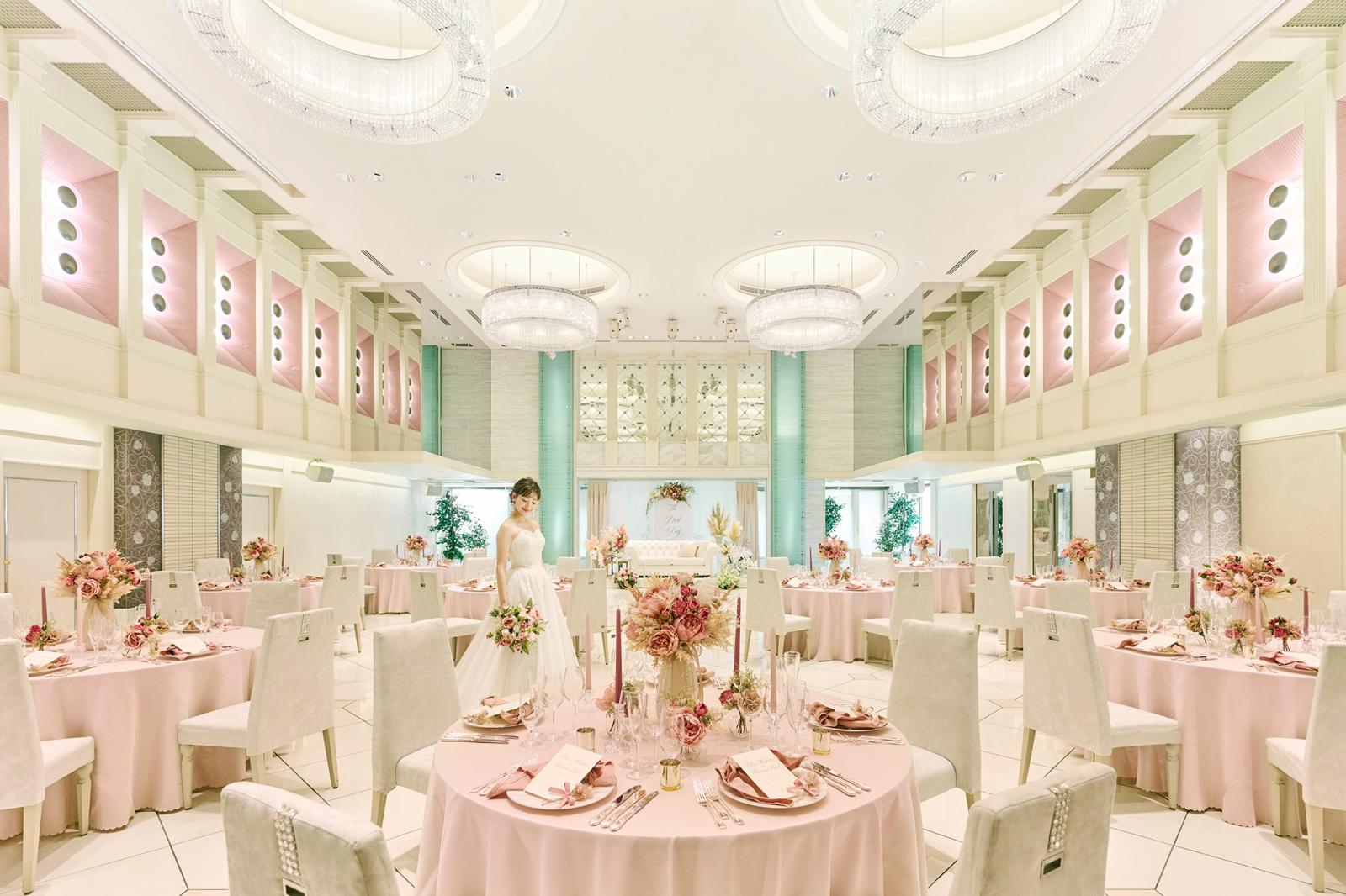 ローズが散りばめられたフェミニンな会場。階段入場や純白のソファ席など憧れがぎゅっとつまっている