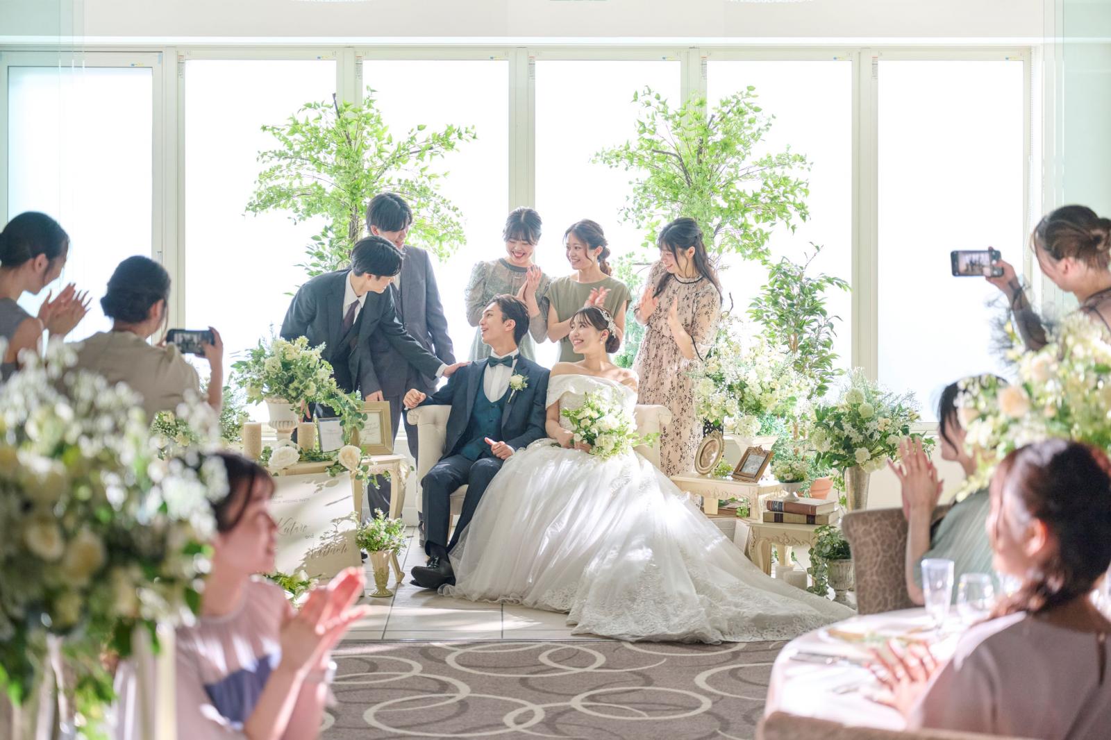 ホワイトを基調にした会場はおふたりらしくコーディネートしやすい披露宴会場。