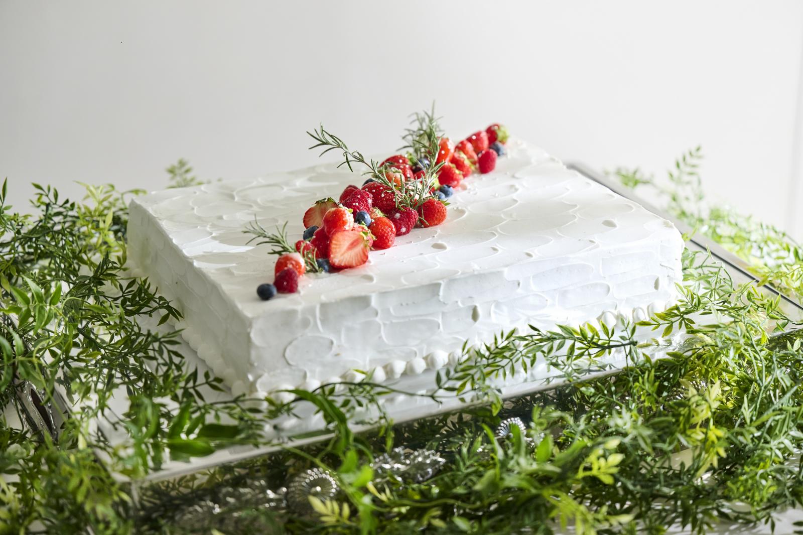 フルーツをのせるだけ。平面が広いからできるおしゃれでナチュラル感を楽しむスクエア型の一段ケーキも