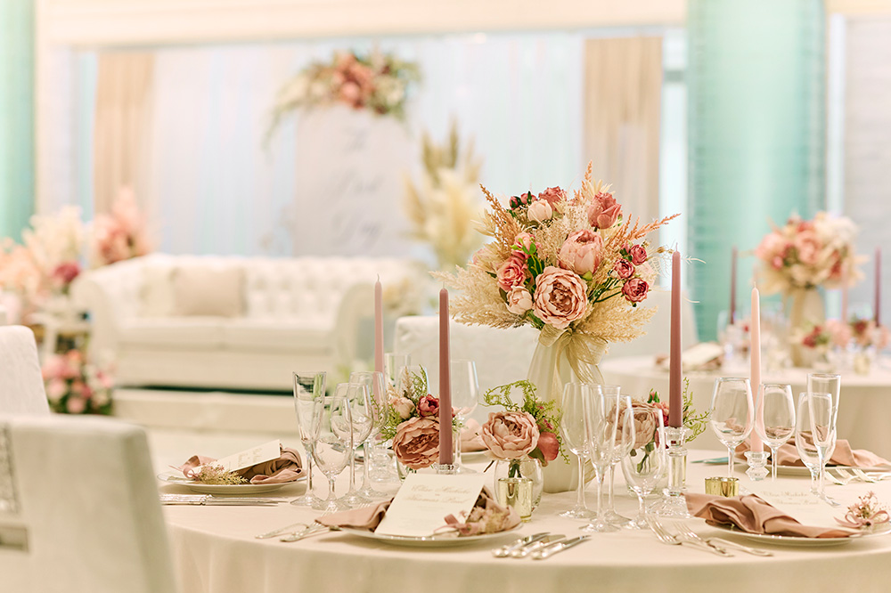 大人の愛らしさを表現したクラシカルなピンク。ドライな花材が生花とは異なる優しさを醸している