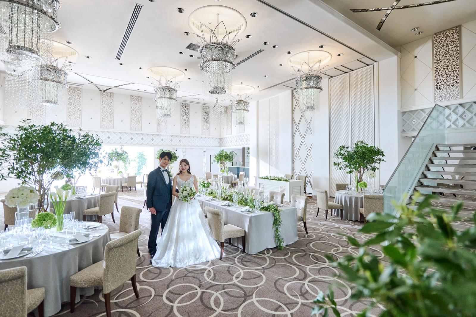 吹き抜けになった空間は天井高6m。ティアラをイメージしたきらめくシャンデリアがラグジュアリーな印象