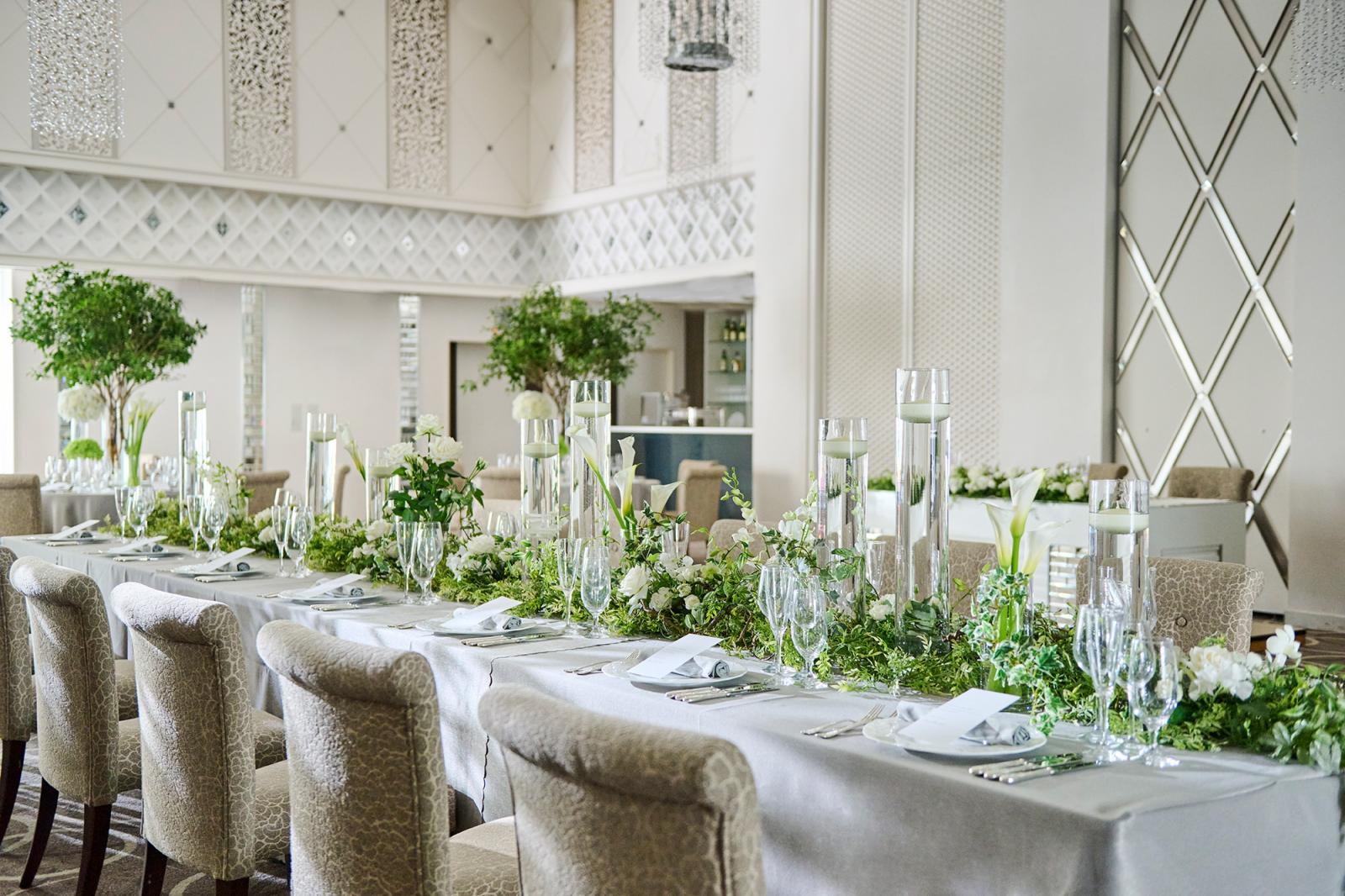 ホワイトを基調にした会場は清楚にも豪華にも。コーディネートしやすい