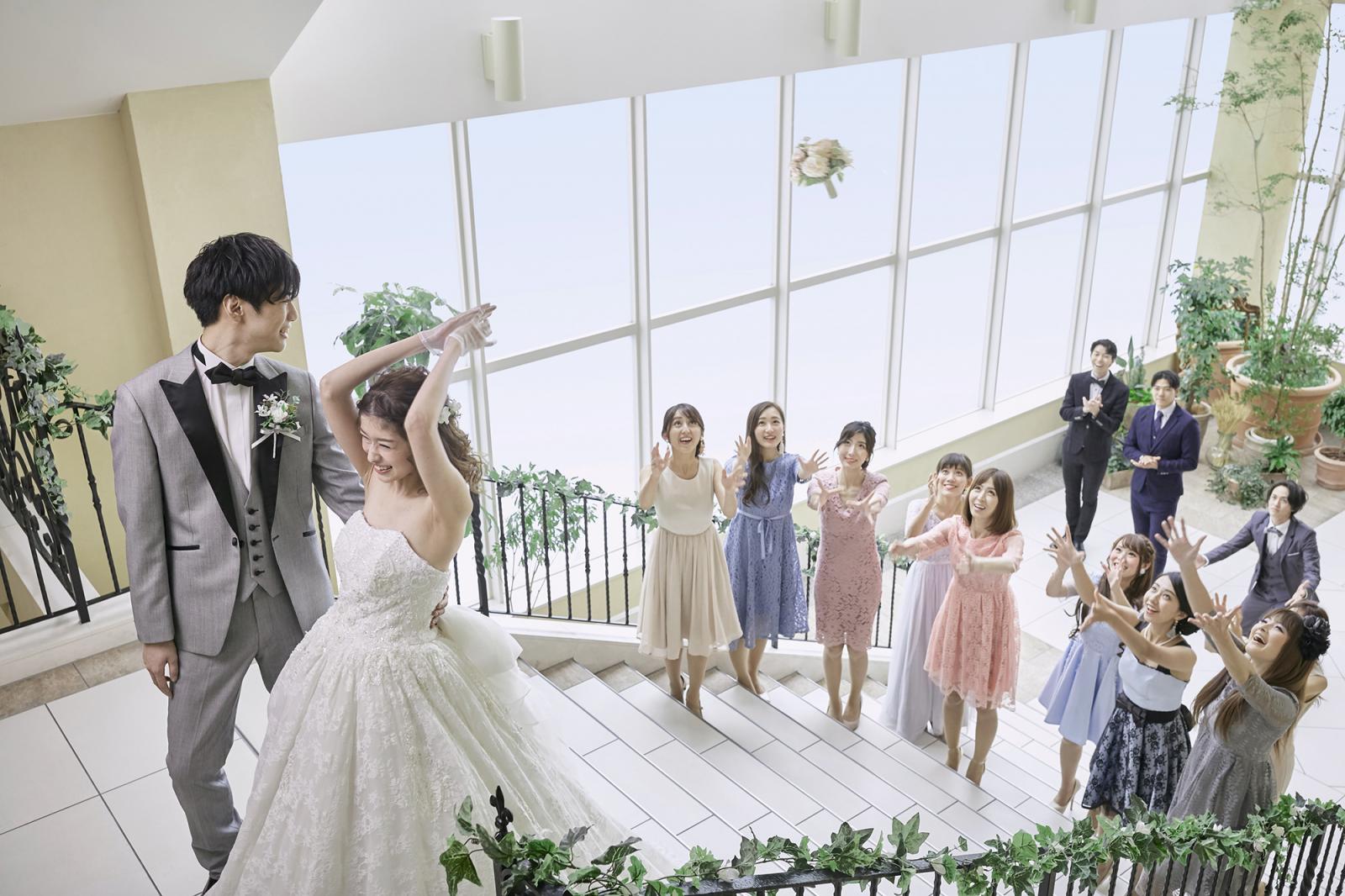 階段の上からブーケトス。参加しているゲストはもちろん、他のゲストもその様子を楽しめる