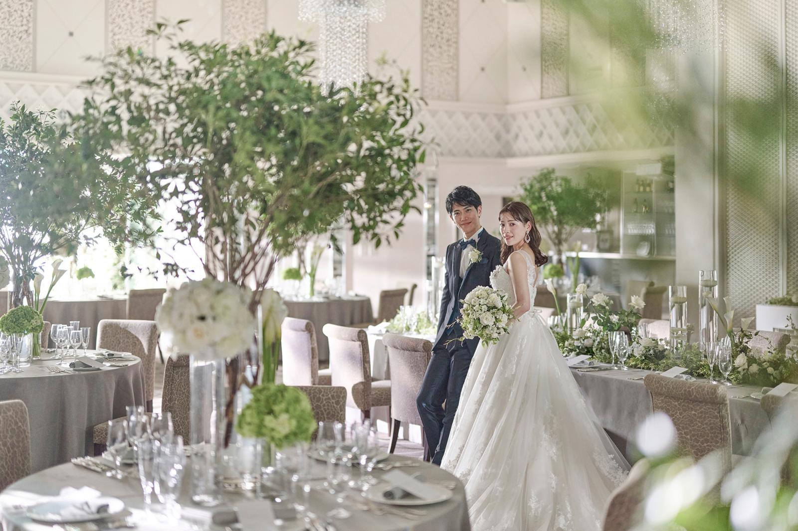 天井が高く明るい会場は、ふたりもゲストもゆったりと寛げる。オープンキッチンやインナーガーデンがあり演出も多彩に