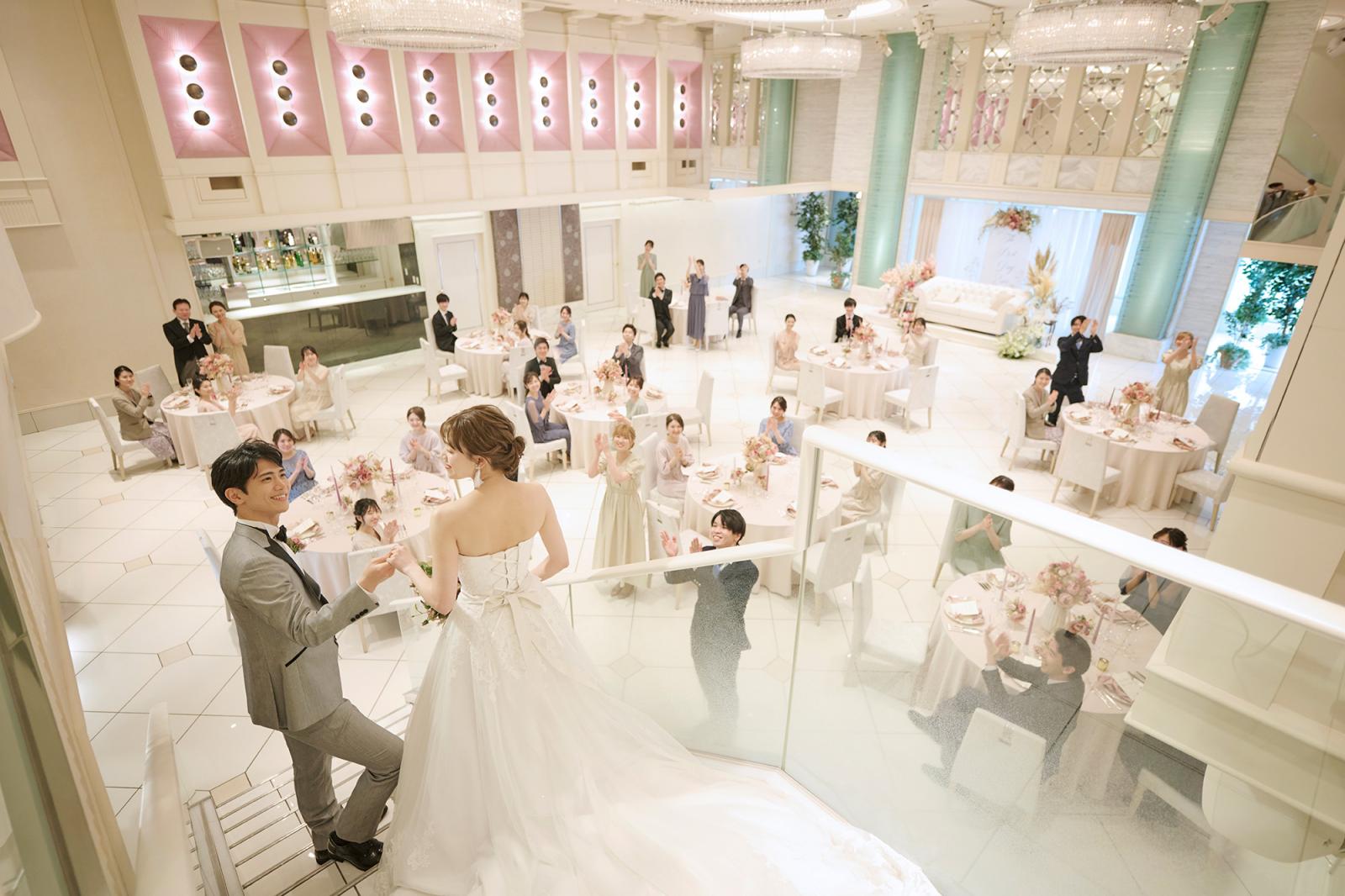 彼にエスコートされて光の階段から入場を。ヒロイン気分を満喫できる憧れシーンのひとつ