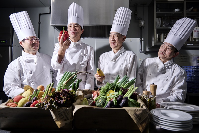 料理を一番おいしい瞬間にゲストへ届けるため、調理場もチームとなってふたりの結婚式を盛り上げる