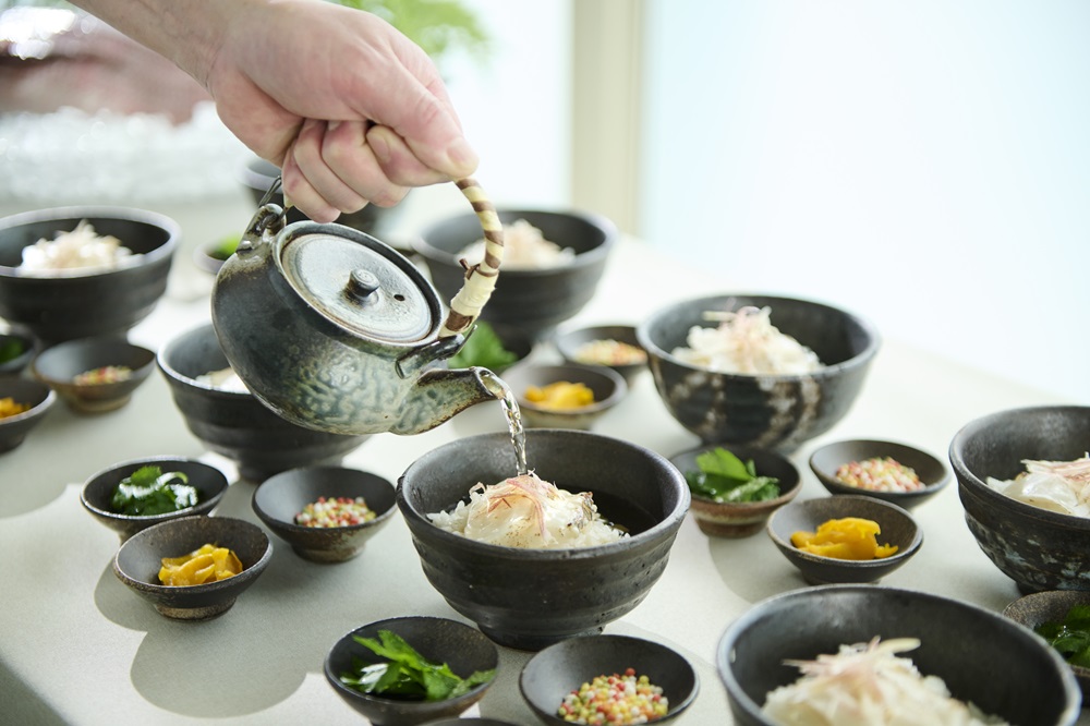 天然真鯛を使った“おめで鯛”茶漬けでひと味違ったサプライズ。意外性とお出汁の香りにゲストからも好評