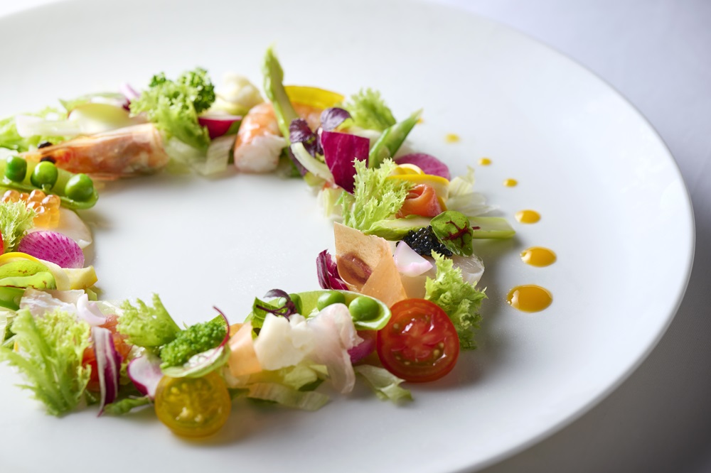 目の前に置かれた一皿は芸術品のように美しい。ゲストの目が輝いて歓声が沸く