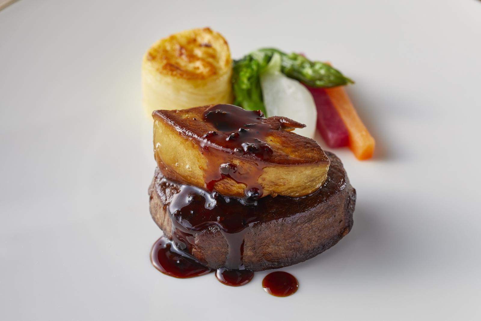 国産牛フィレ肉のステーキ“ロッシーニ風”<br />
トリュフ香るペリグーソース