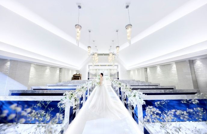 【着席120名】花嫁姿をいっそう輝かせる光が包みこむ白亜のチャペル