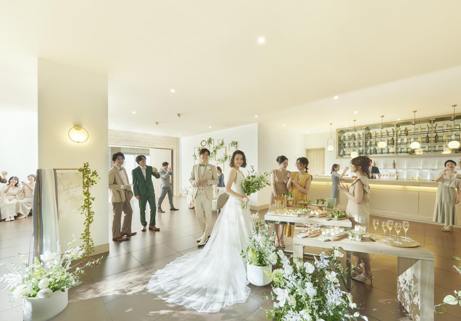 披露宴開始前の「+30分」おふたりも一緒に楽しむウエルカムパーティ<br />
生ビールやフレッシュジュース、一口サイスのフードとともにフォトタイムを楽しめるとクチコミでも大人気！