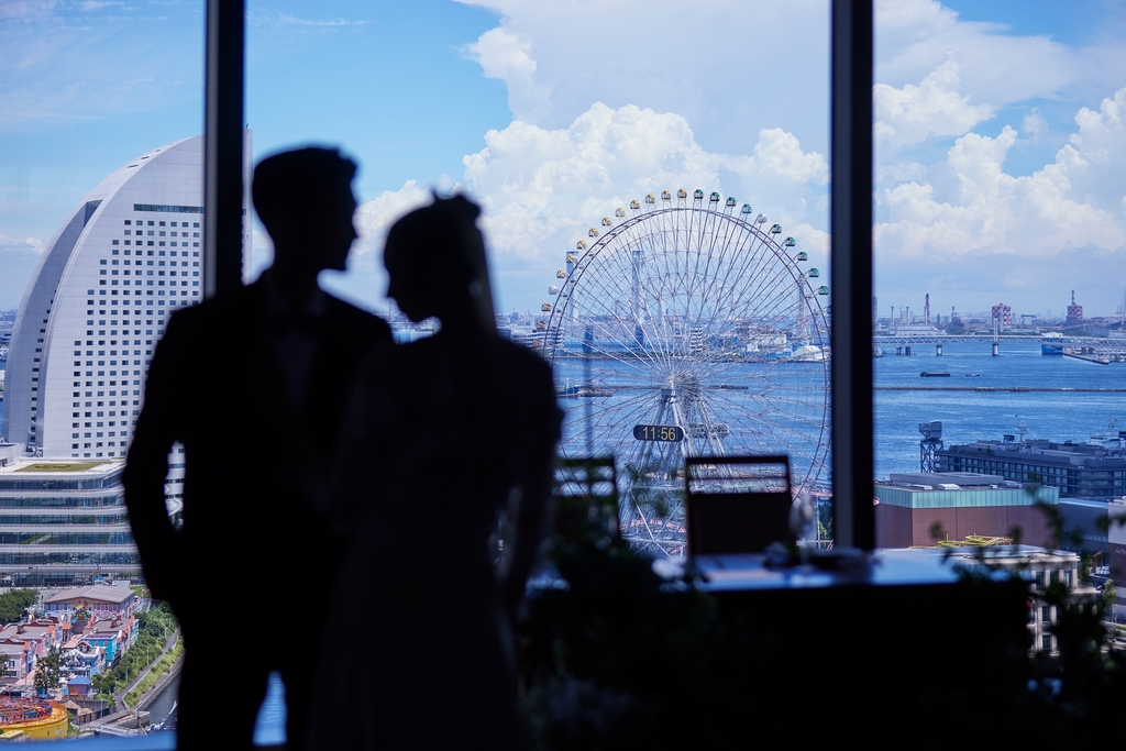 全面の大きなガラス窓の外には一面にみなとみらいの景色が広がる