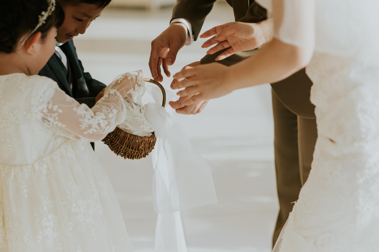 小さな天使が運んでくれた新郎新婦様のリング。「想い」と「はじまり」 のバトン