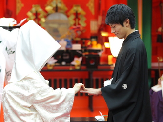 日本の伝統的な結婚式「神前式」の様子