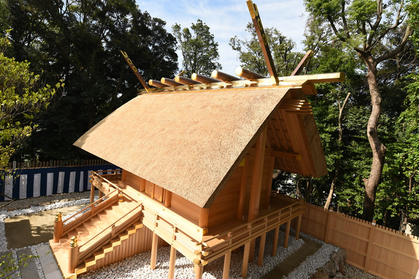 神明造りと呼ばれるこの神殿の姿は、神話の時代の建築様式を今に伝えるものです。