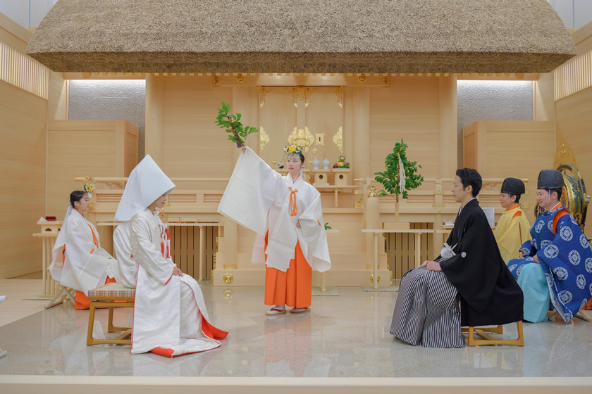 御神前で神楽・豊栄の舞が奉奏されます。<br />
神楽殿には御両家また御友人も合わせ１２０名まで御参列になれます。