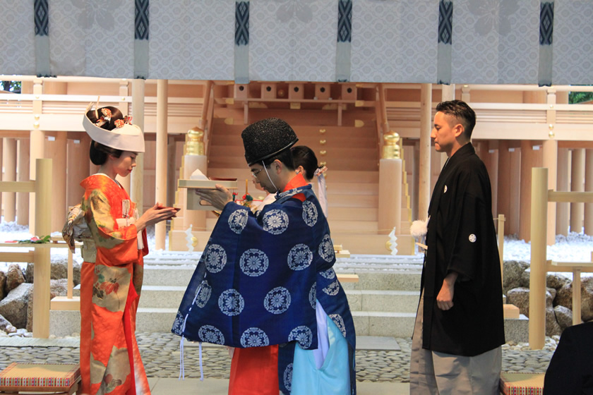 三献の儀　ご新郎ご新婦が三枚の盃で交互にお神酒を口にすることで、夫婦としての絆を固めます。