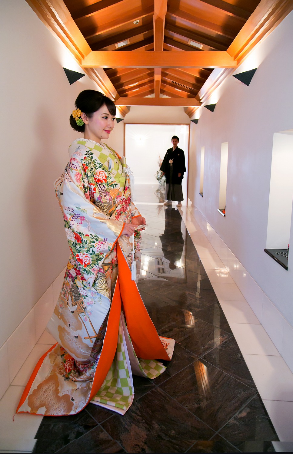 厳かな儀式へと進む参道の床も大理石。