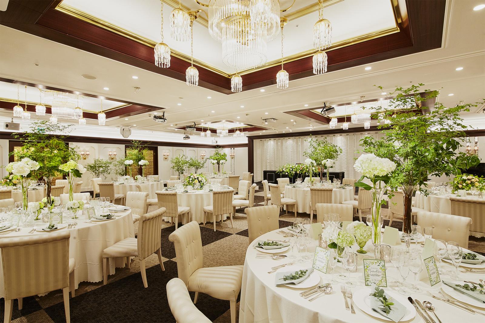 シックな色使いとクリスタルの煌めきによる、品格あるウエディングスタイル。<br />
（収容人数8名～140名）