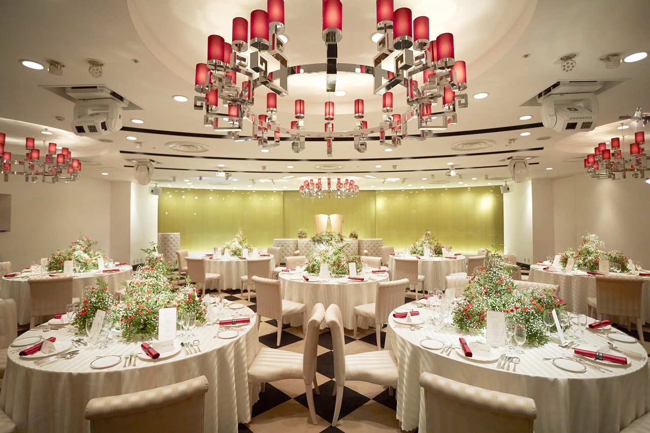 新郎・新婦が座るメインテーブルには、LEDライトを使った幻想的なライティングと、ゴールドに光る水の流れる優雅な斬新な演出で、ゲストの印象に残る空間になっています。（収容人数8名～70名）