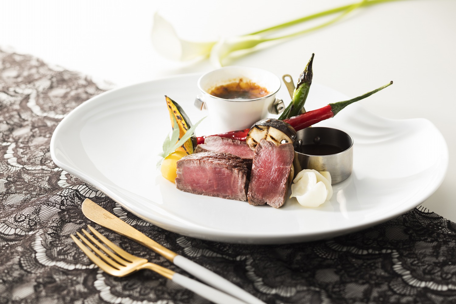 日本料理・フランス料理・懐石料理と幅広くご用意してます。