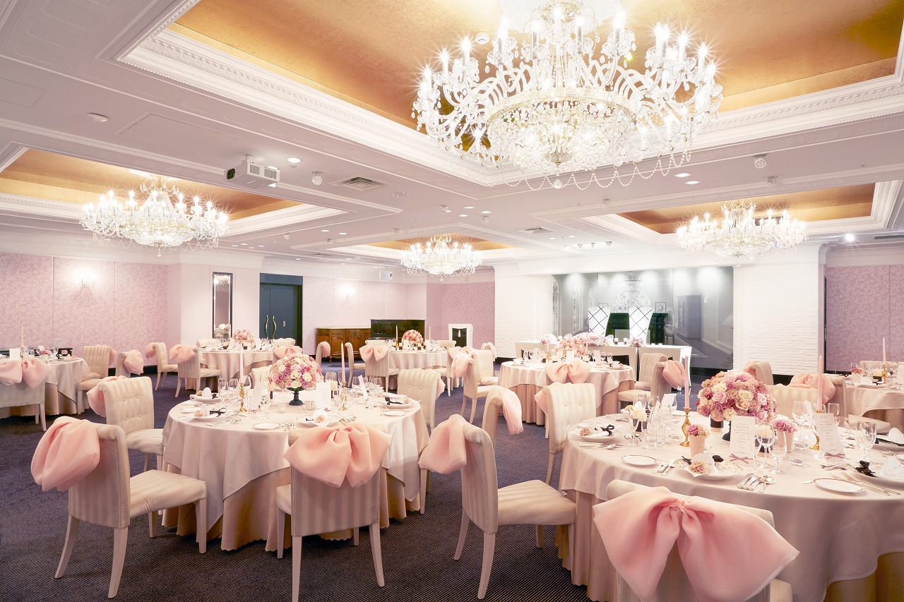 白を基調とし、壁や床にあしらわれたモザイク大理石が大人っぽくもロマンティックな空間に（収容人数8名～96名）