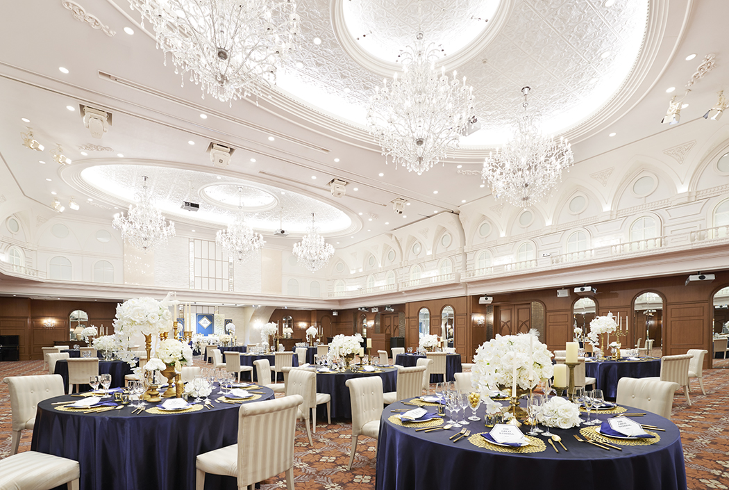 ゴージャスなウエディングスタイルを希望される方のためにドラマティックな格調高いコーディネートをご用意しました。（収容人数８名～300名）