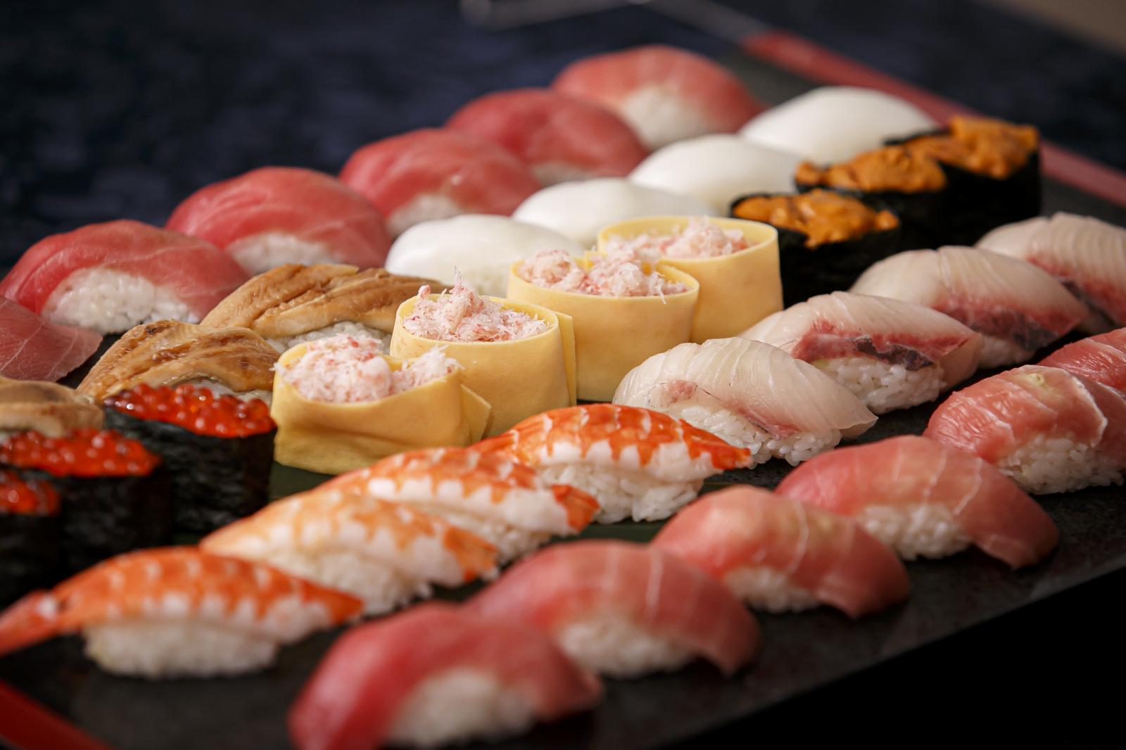 大人気「寿司バー」和食のおもてなしはいかが？会場内で板前が寿司を握るライブパフォーマンスが好評！