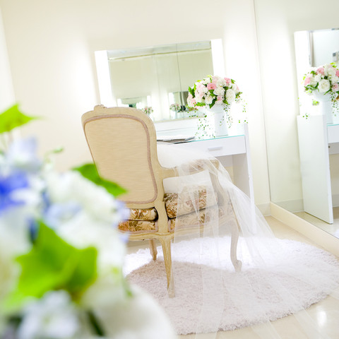 白を基調としたラグジュアリーな雰囲気を感じられるブライズルーム。二人だけの特別なお部屋です。