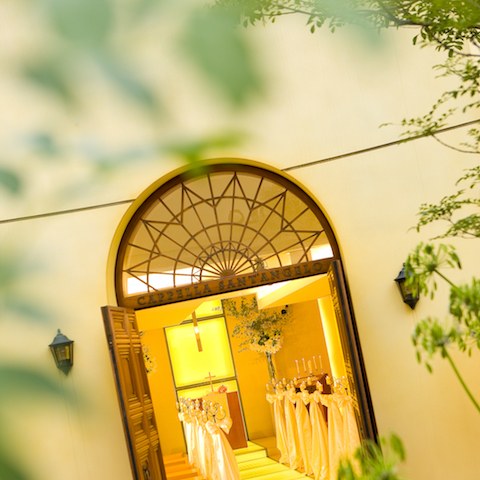 「カペラ サンタンジェロ」はイタリア語で「天使の教会」。柔らかな光に包まれた挙式はとっても幻想的。