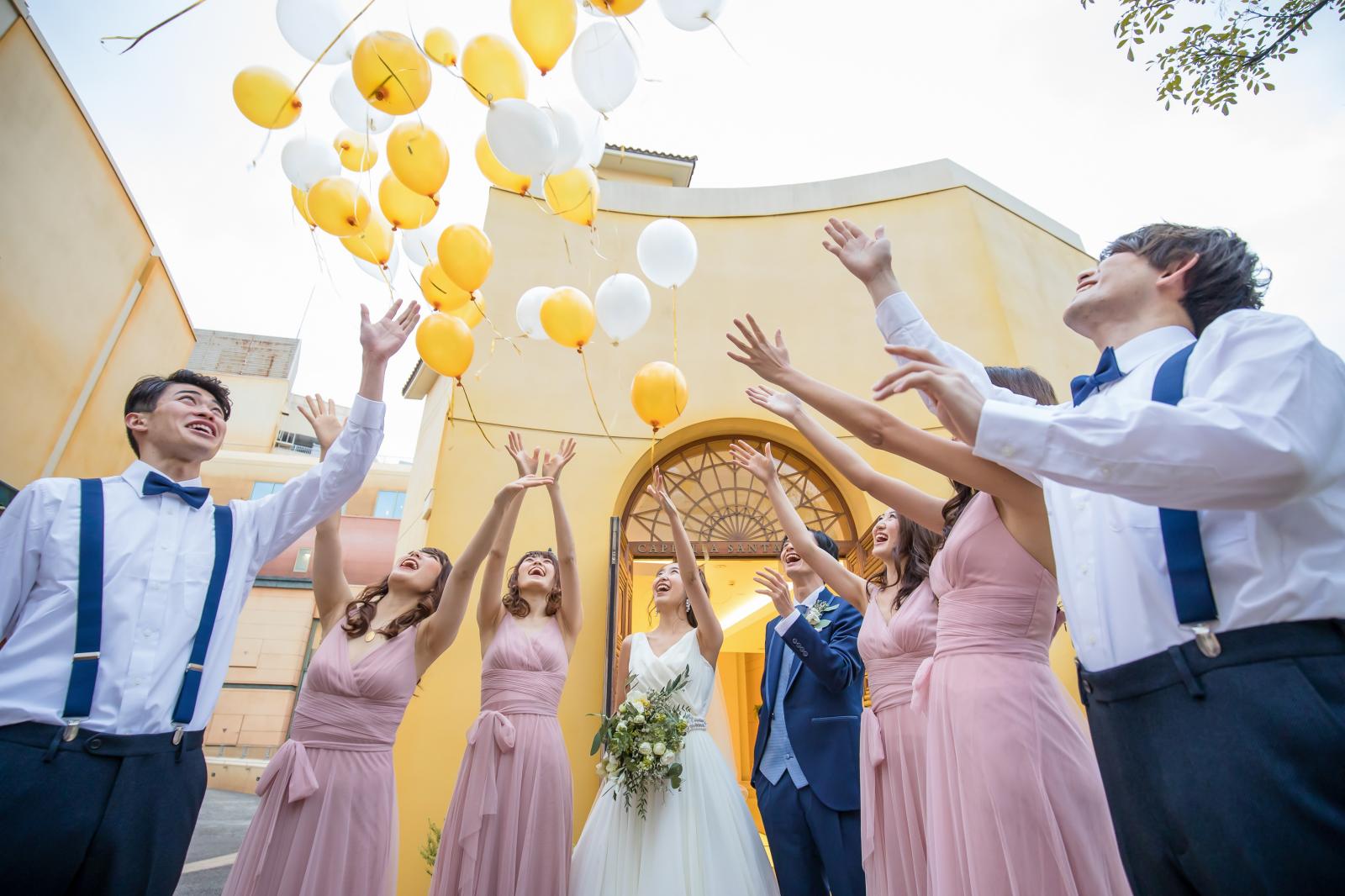 二人の幸せを天まで届けるバルーンリリース。<br />
空にふわふわ飛んでく風船を見ると自然と笑顔がこぼれます。