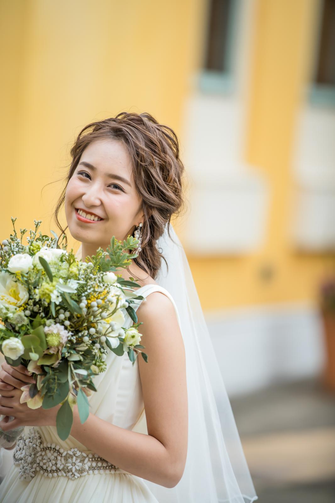 新婦からのブーケトスも盛り上がるアフターセレモニー演出のひとつ。次の花嫁に向かってトス!!!