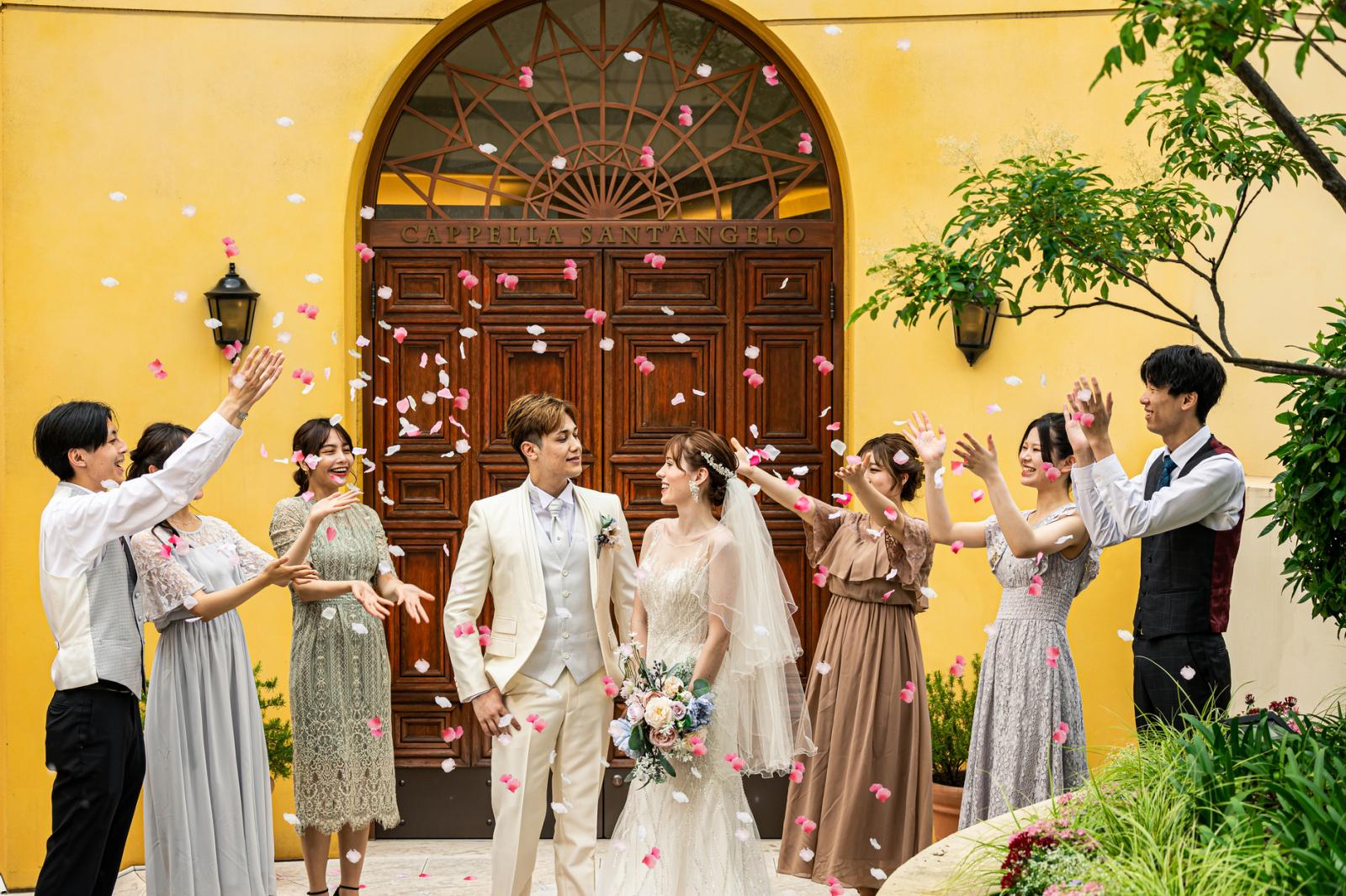 チャペルから出てきたふたりがゲストのみんなから祝福される幸せな瞬間フラワーシャワー。<br />
花の香りで周りを清め、悪魔や災難からふたりを守り幸せを願うという意味が込められています。