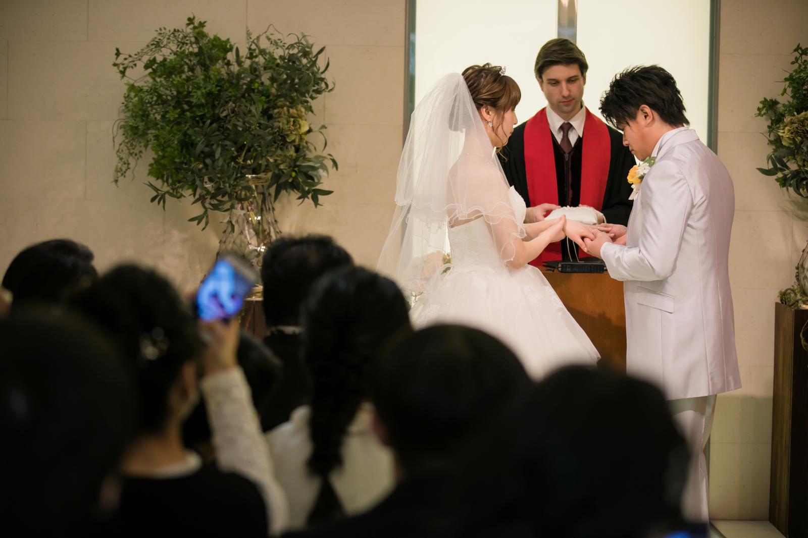 オルガンの生演奏をBGMに祭壇で愛を誓い、指輪を交換する時間は忘れられない思い出に！