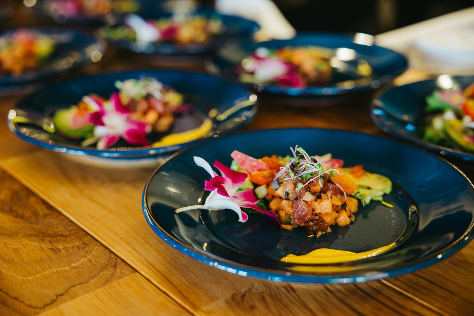 美味しいお食事とお飲み物で会話も弾みます。