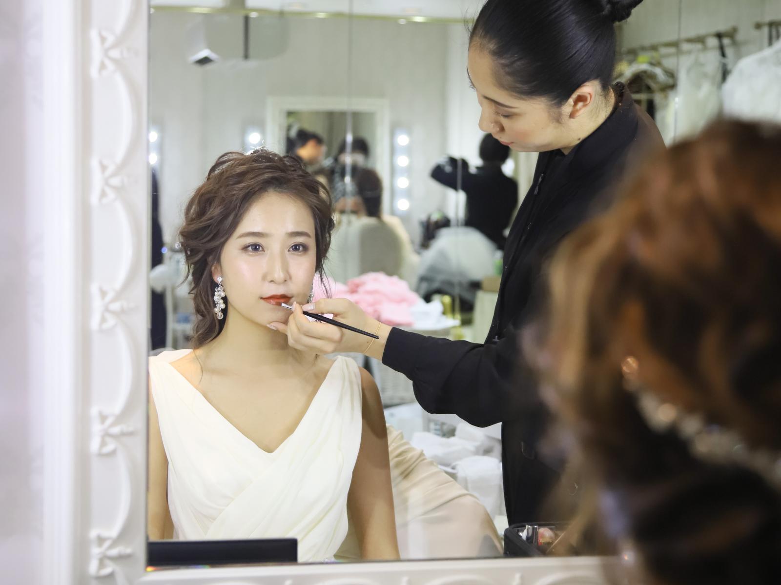 お支度は新郎新婦専用の控室で。ヘアメイクスタッフと細かく相談をしながら進めていきます。