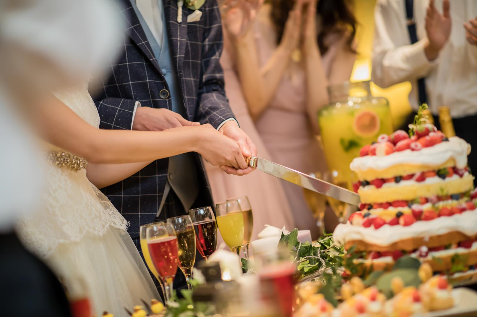 ケーキ入刀はシャッターチャンス!!ゲストからの掛け声もあって大盛り上がりの演出です。